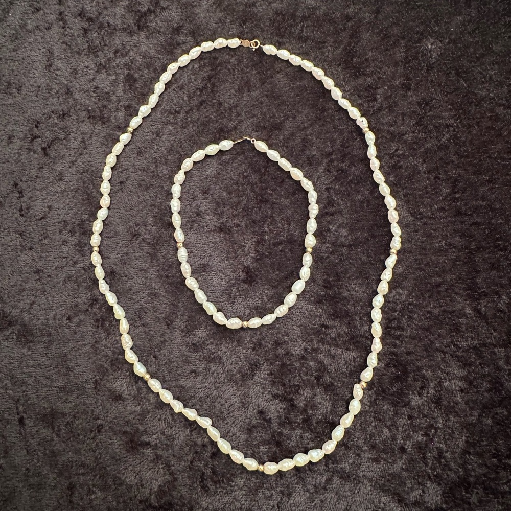 Lustrous Cream Pearl Necklace and Bracelet Set